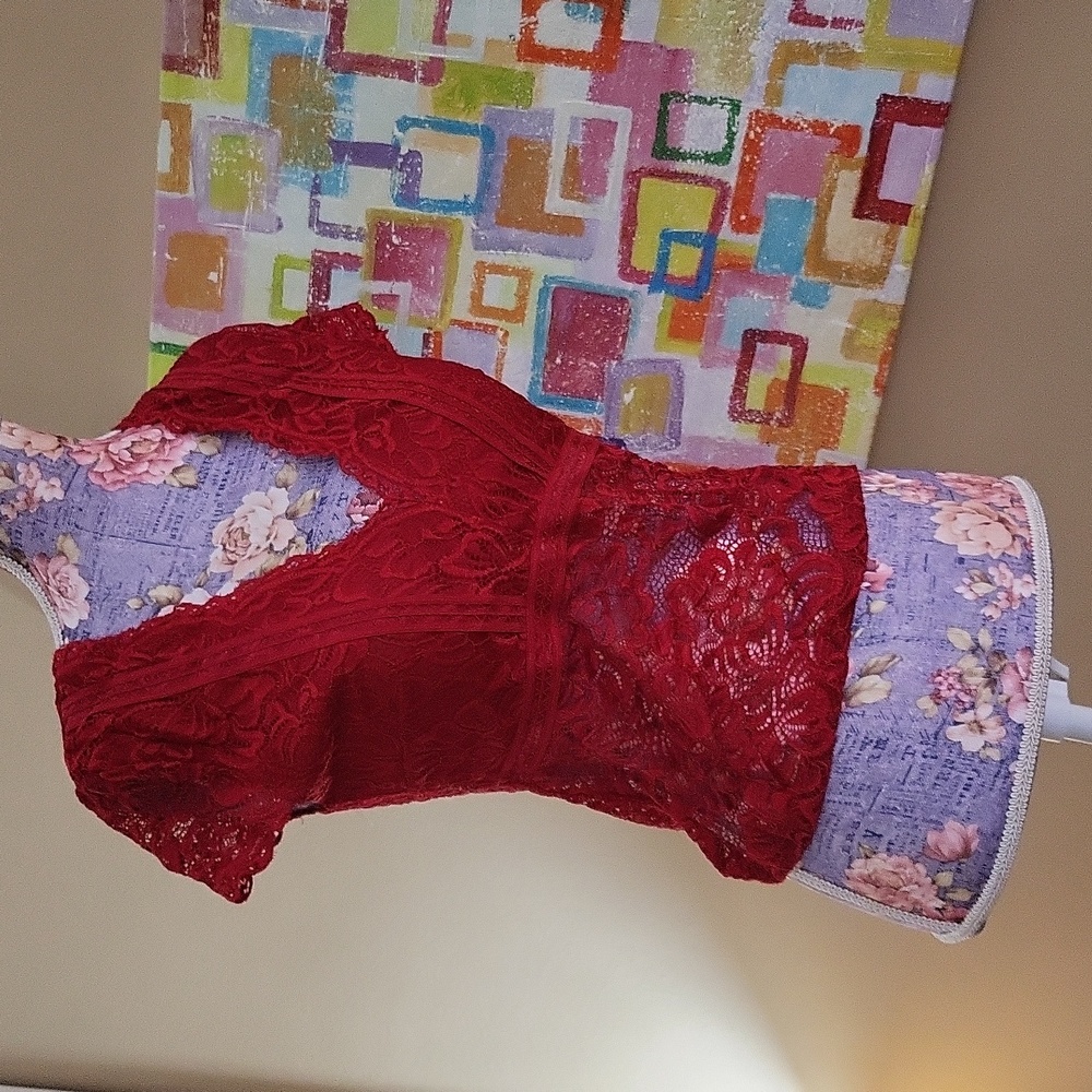 Brand New REVAMPED SEXY FLORAL LACE CAP SLEEVE TOP-XS
